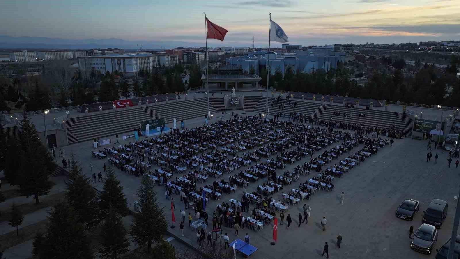 Niğde Belediyesinden Üniversite Öğrencilerine 7 Bin 500 Kişilik İftar Yemeği