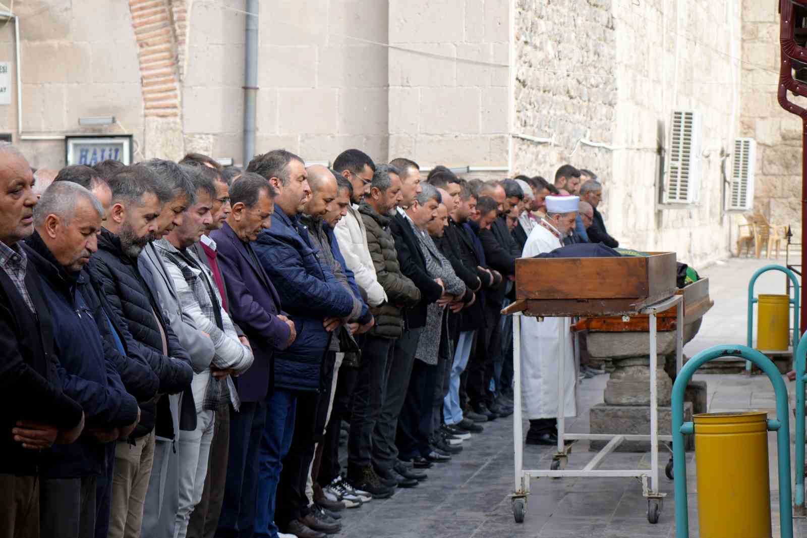 Niğdede Evde Ölü Bulunan Adam Defnedildi