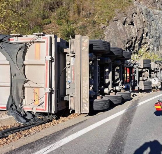 Orduda Devrilen Tırın Altında Kalan Sürücü Hayatını Kaybetti