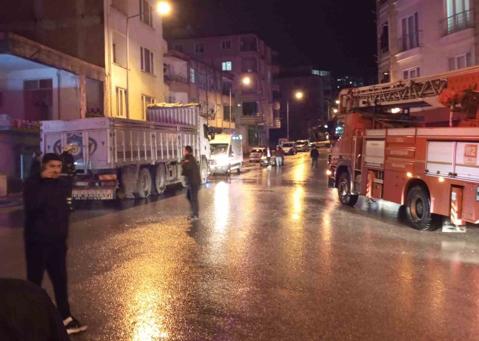 Orduda Metruk Binada Yakılan Ateş İtfaiyeyi Alarma Geçirdi