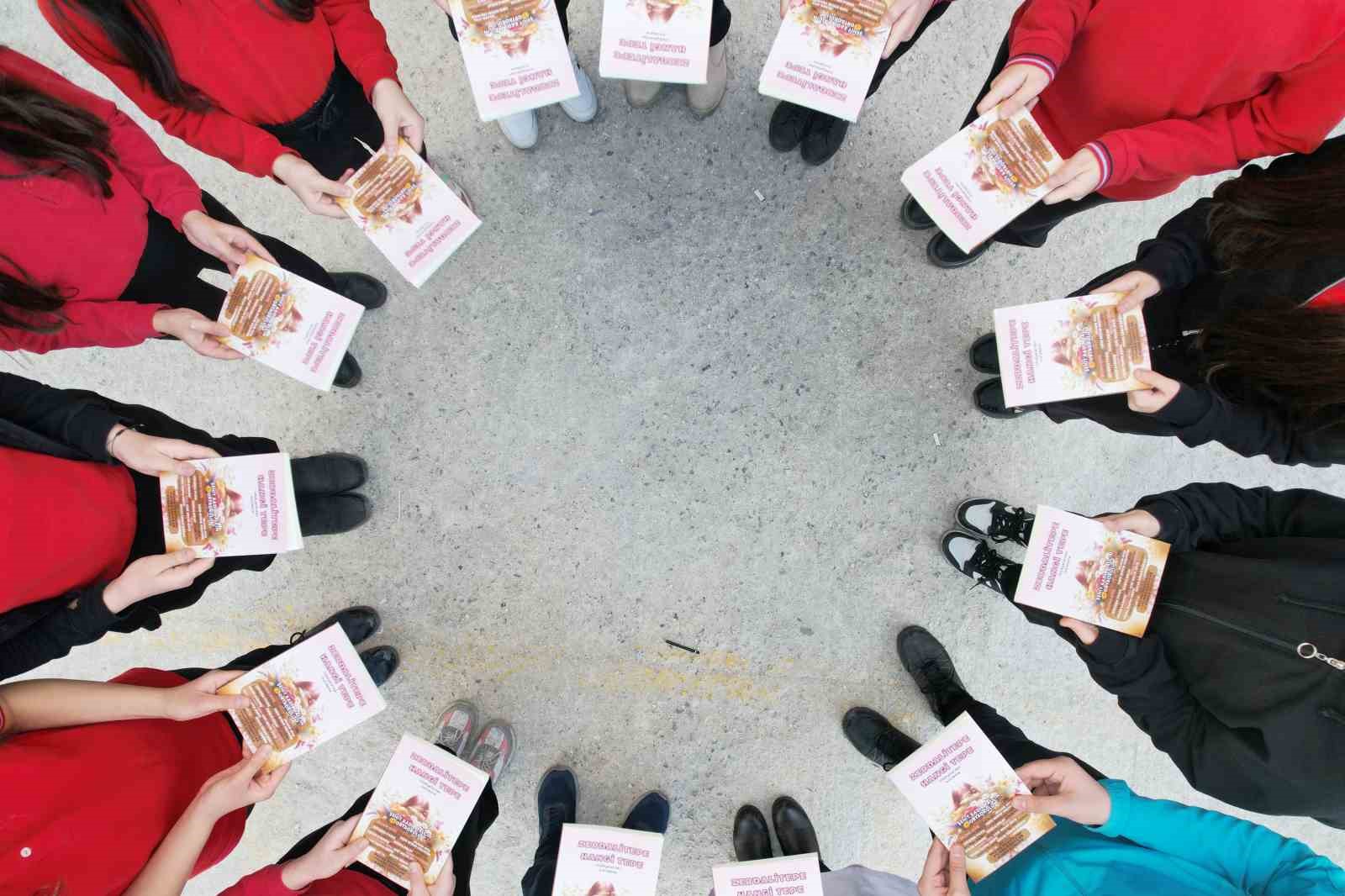 Ortaokul Öğrencileri, Yazdıkları Hikayelerle Kendi Kitaplarını Bastı