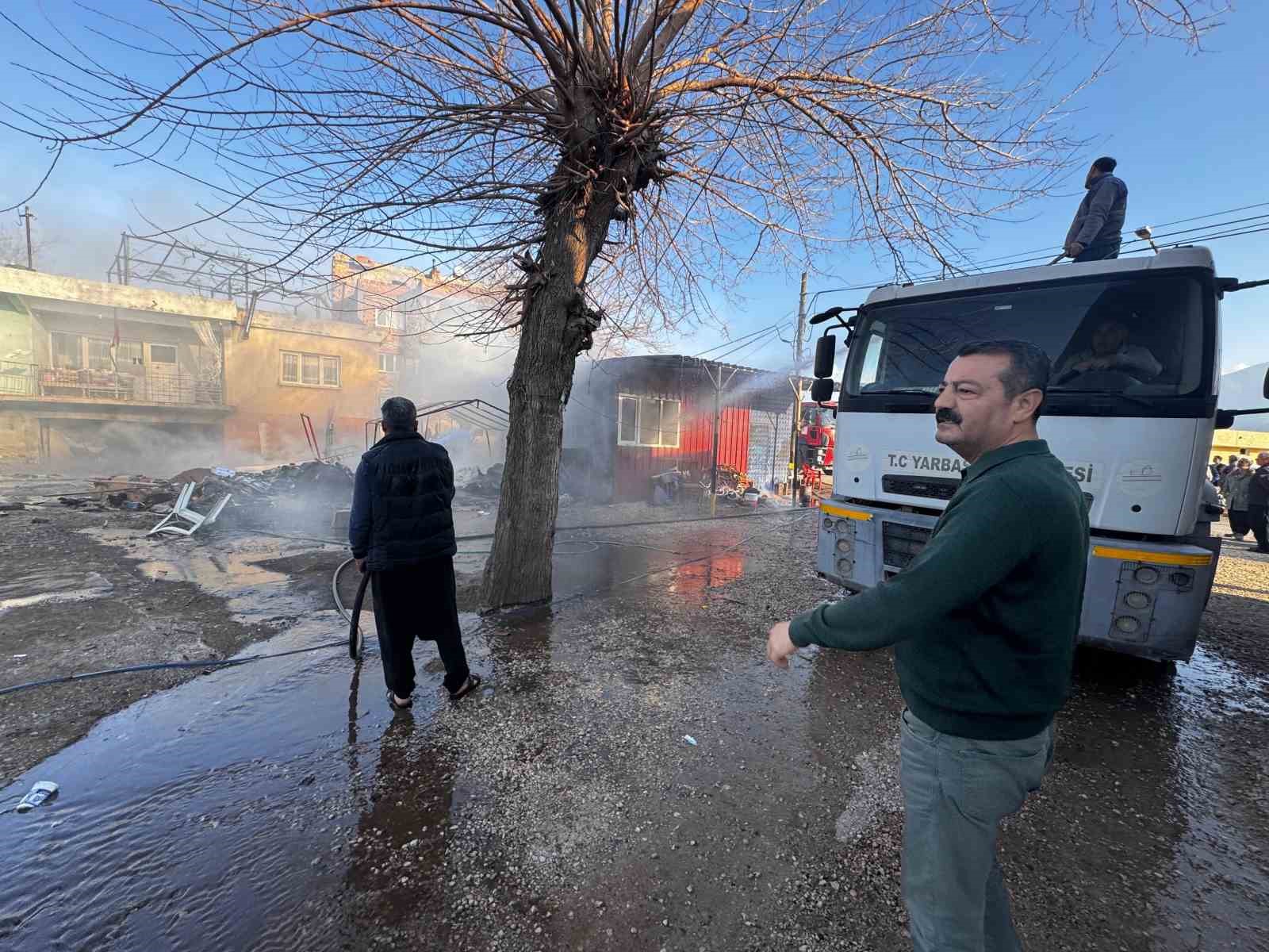 Osmaniyede Konteynerde Çıkan Yangın Söndürüldü