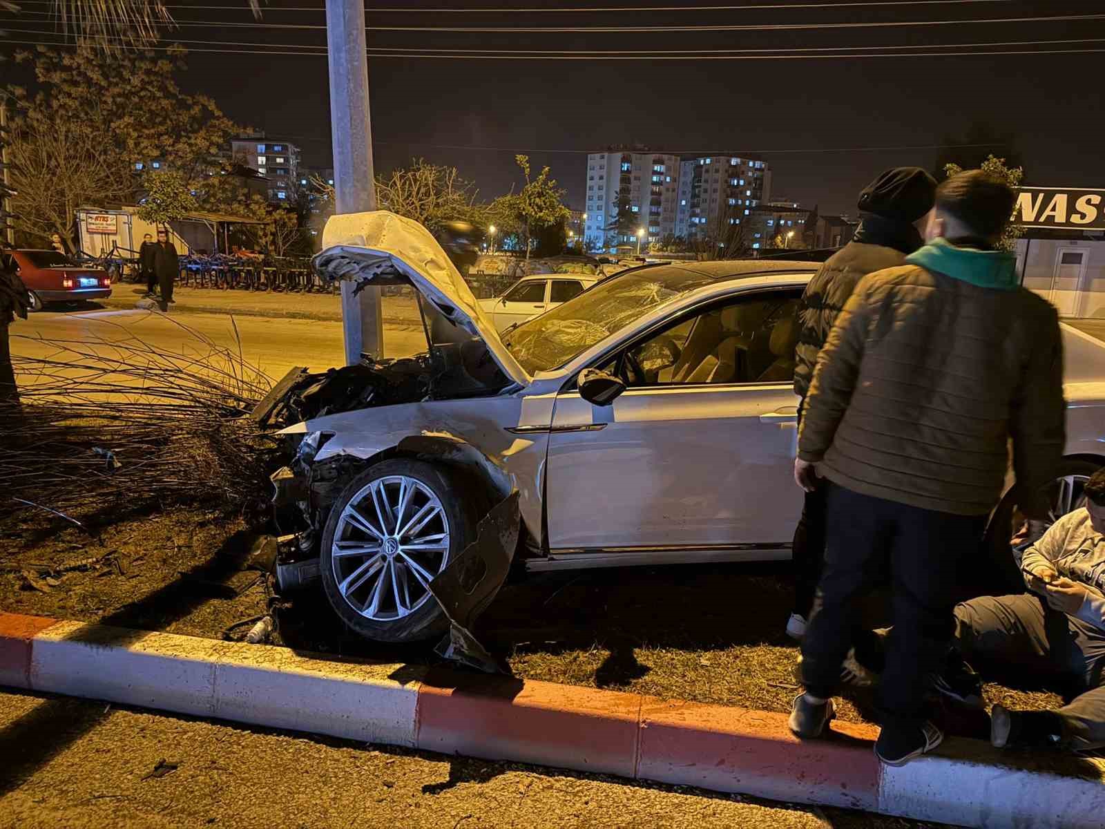 Osmaniyede Otomobil Refüjdeki Ağaca Çarptı: 1 Yaralı