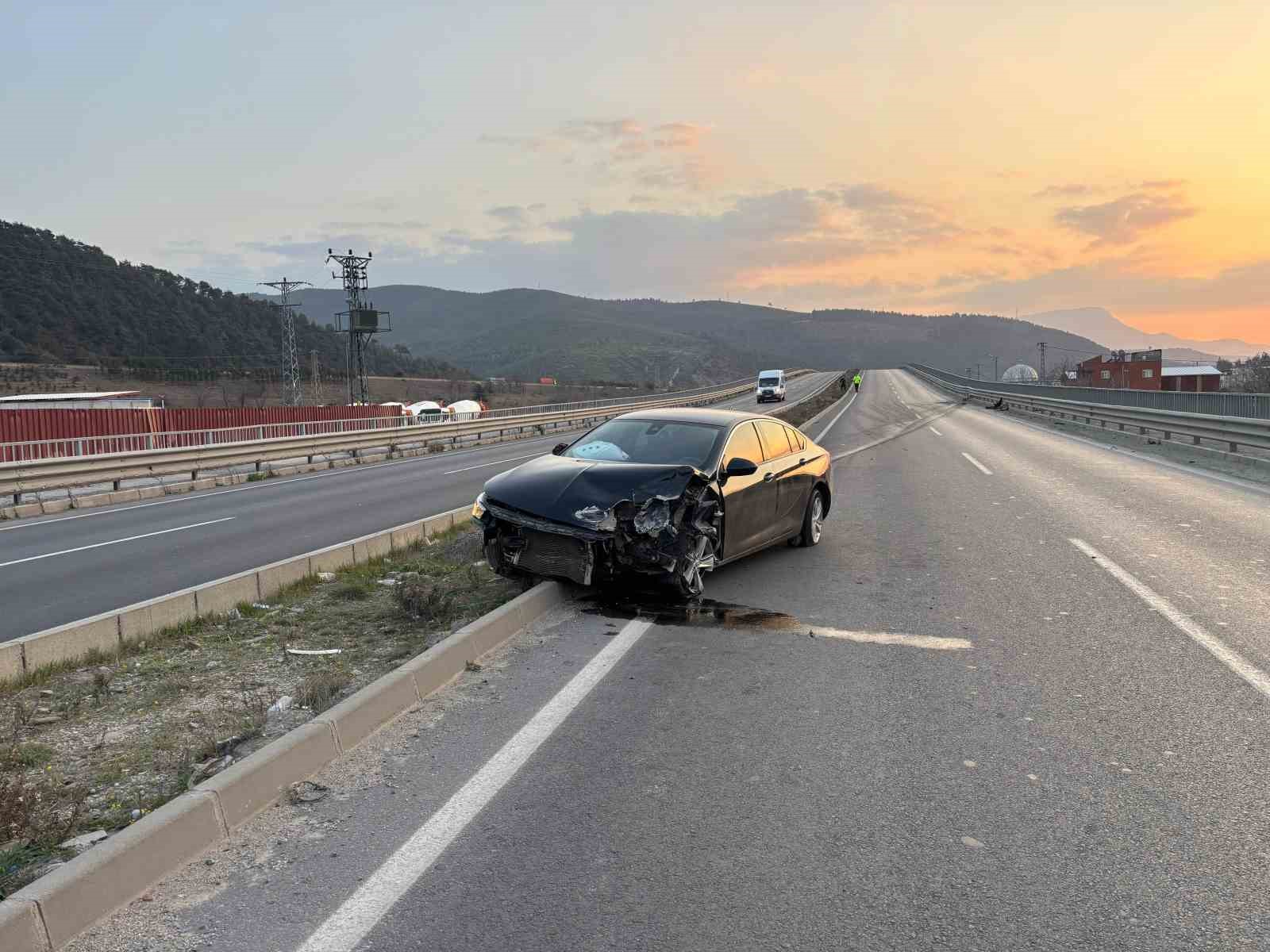 Osmaniyede Otomobil Refüje Çıktı: 1 Yaralı