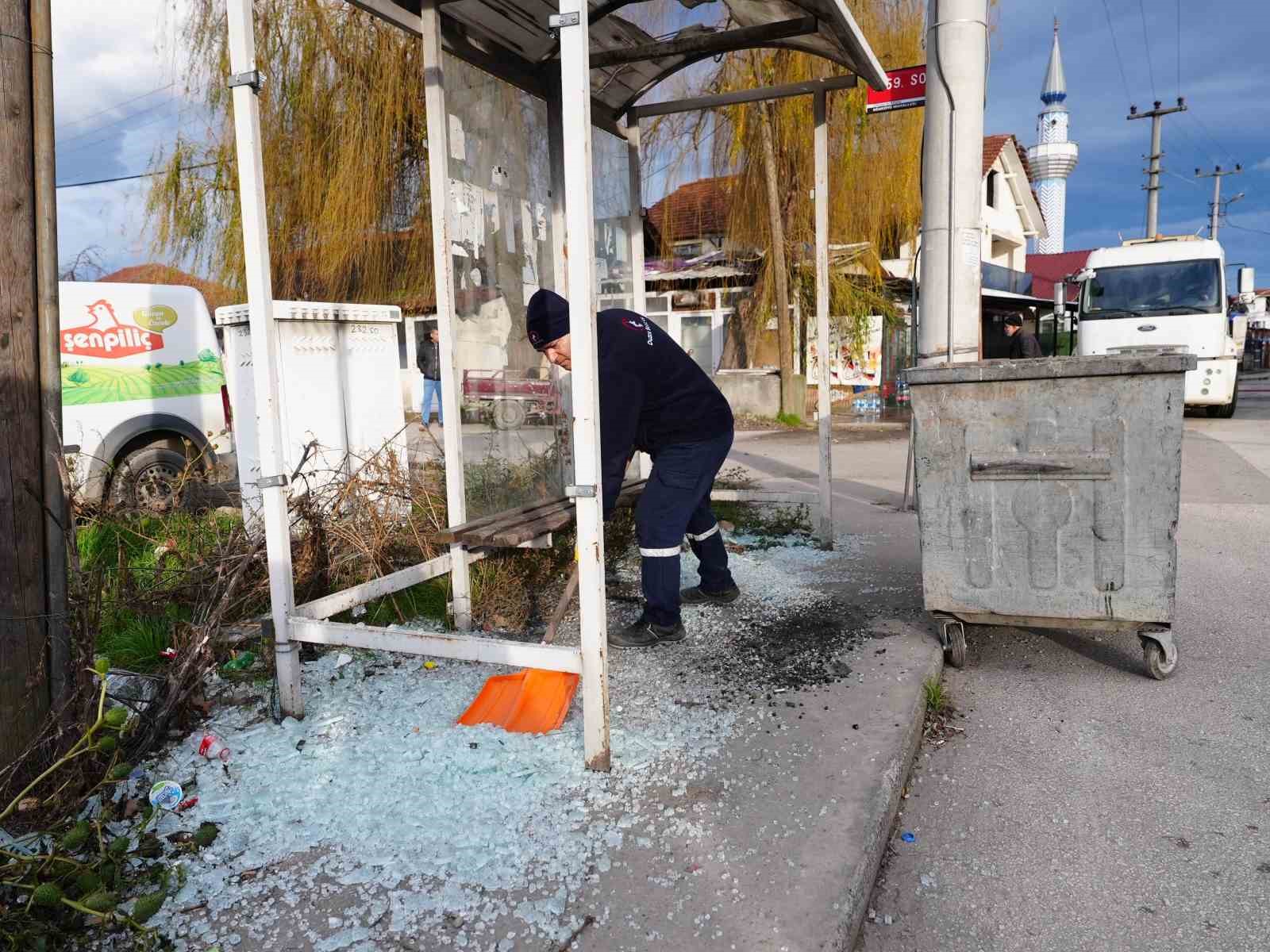 Otobüs Duraklarına Zarar Verdiler