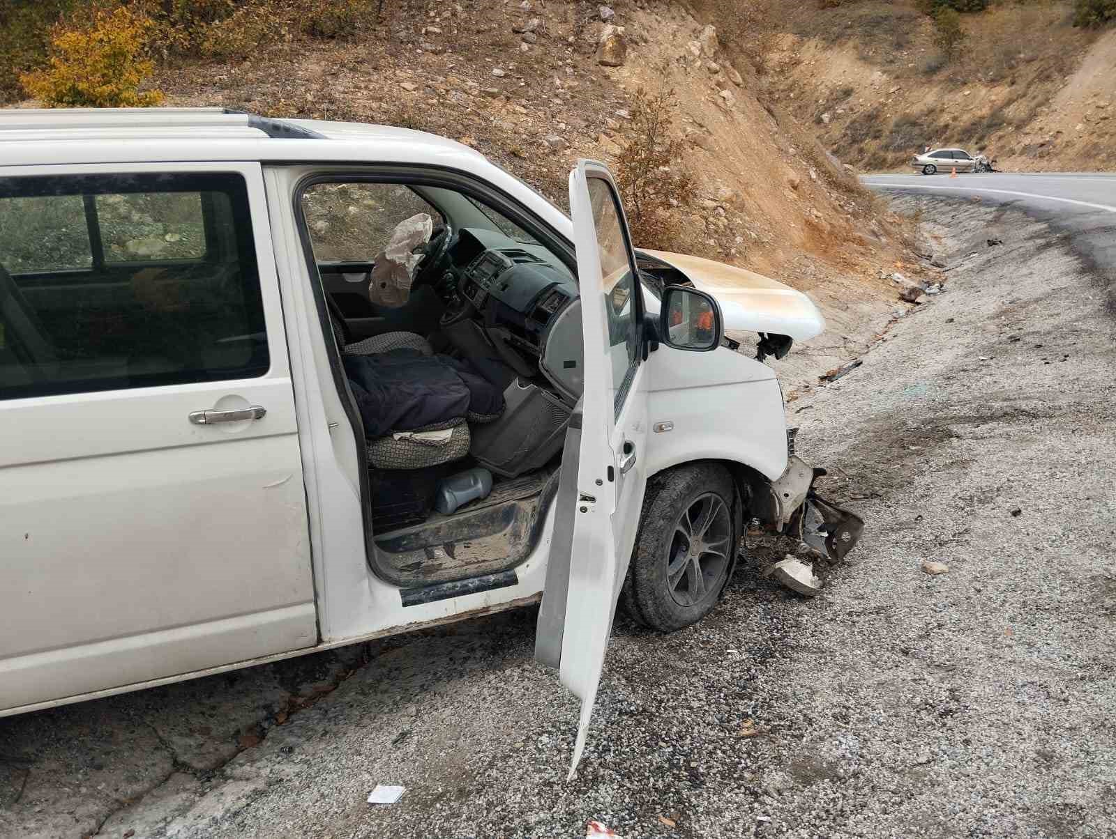 Otomobil İle Minibüs Kafa Kafaya Çarpıştı, 1İ Ağır 10 Kişi Yaralandı