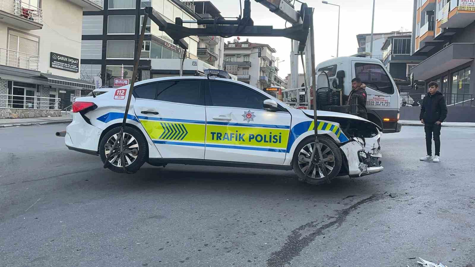 Otomobil İle Polis Aracı Çarpıştı: 1İ Çocuk 4 Yaralı