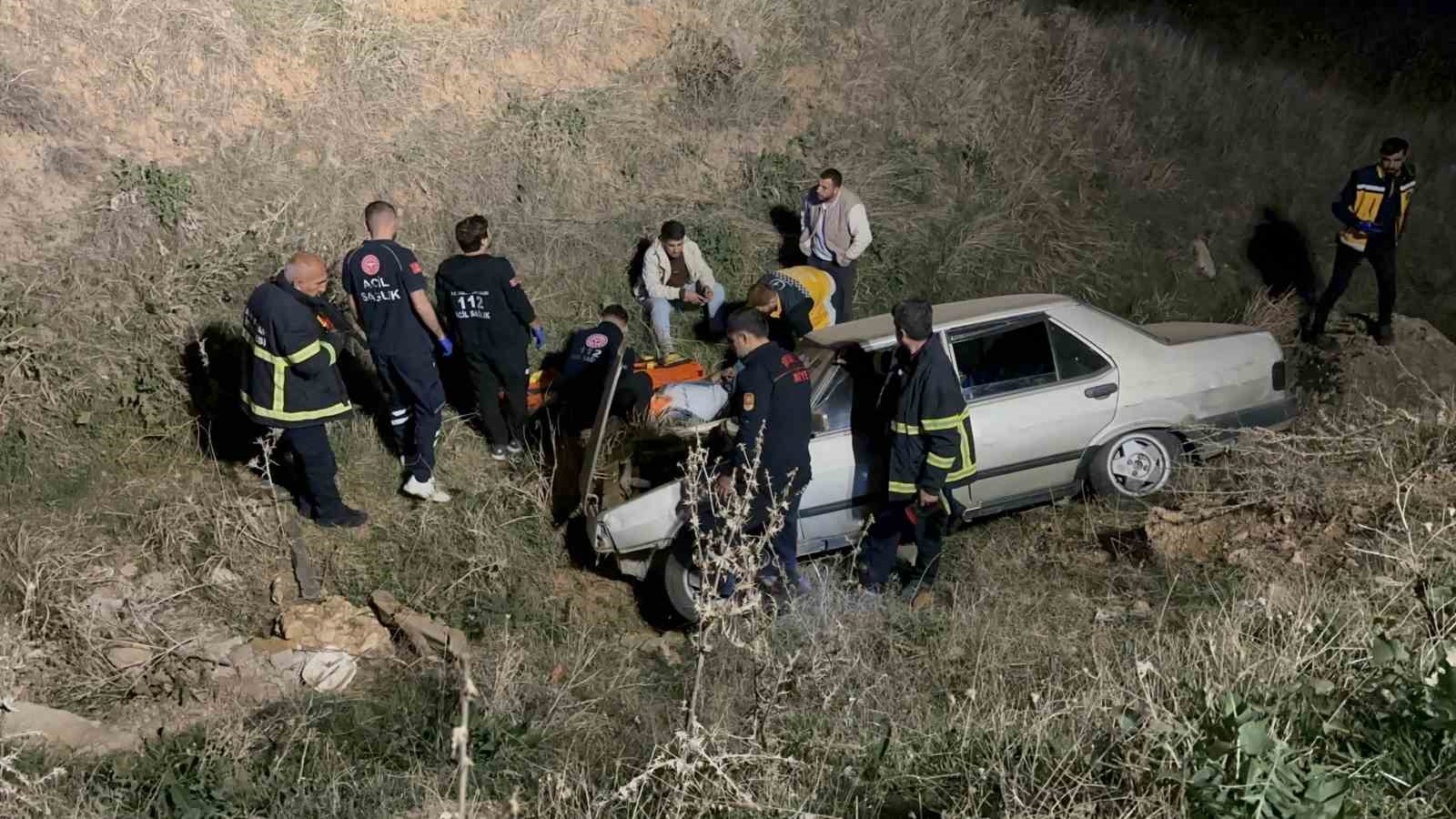 Otomobil Şarampole Yuvarlandı: 3 Yaralı