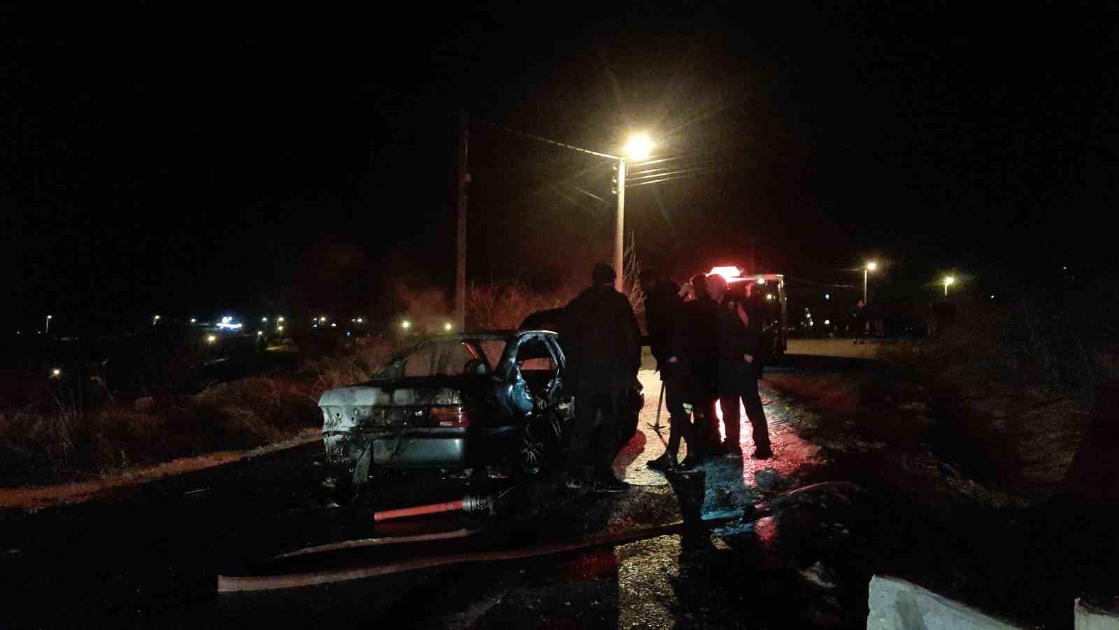 Otomobilde Yangın Çıktı: 1 Kişi Öldü, 2 Kişi Yaralandı