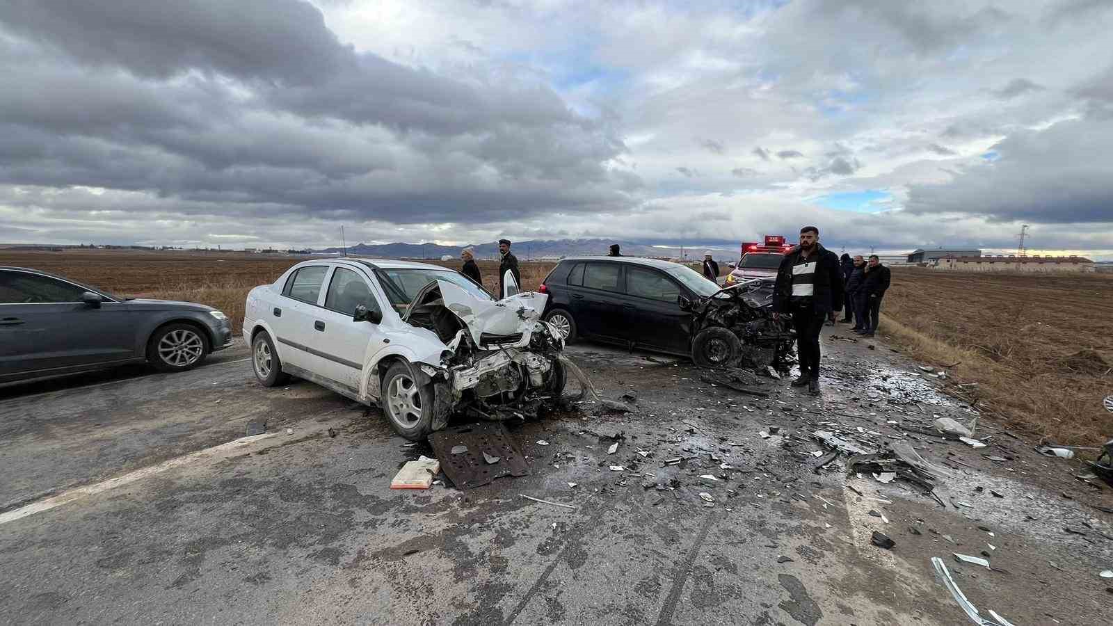 Otomobillerin Kafa Kafaya Çarpıştığı Kazada Yaşlı Çift Hayatını Kaybetti