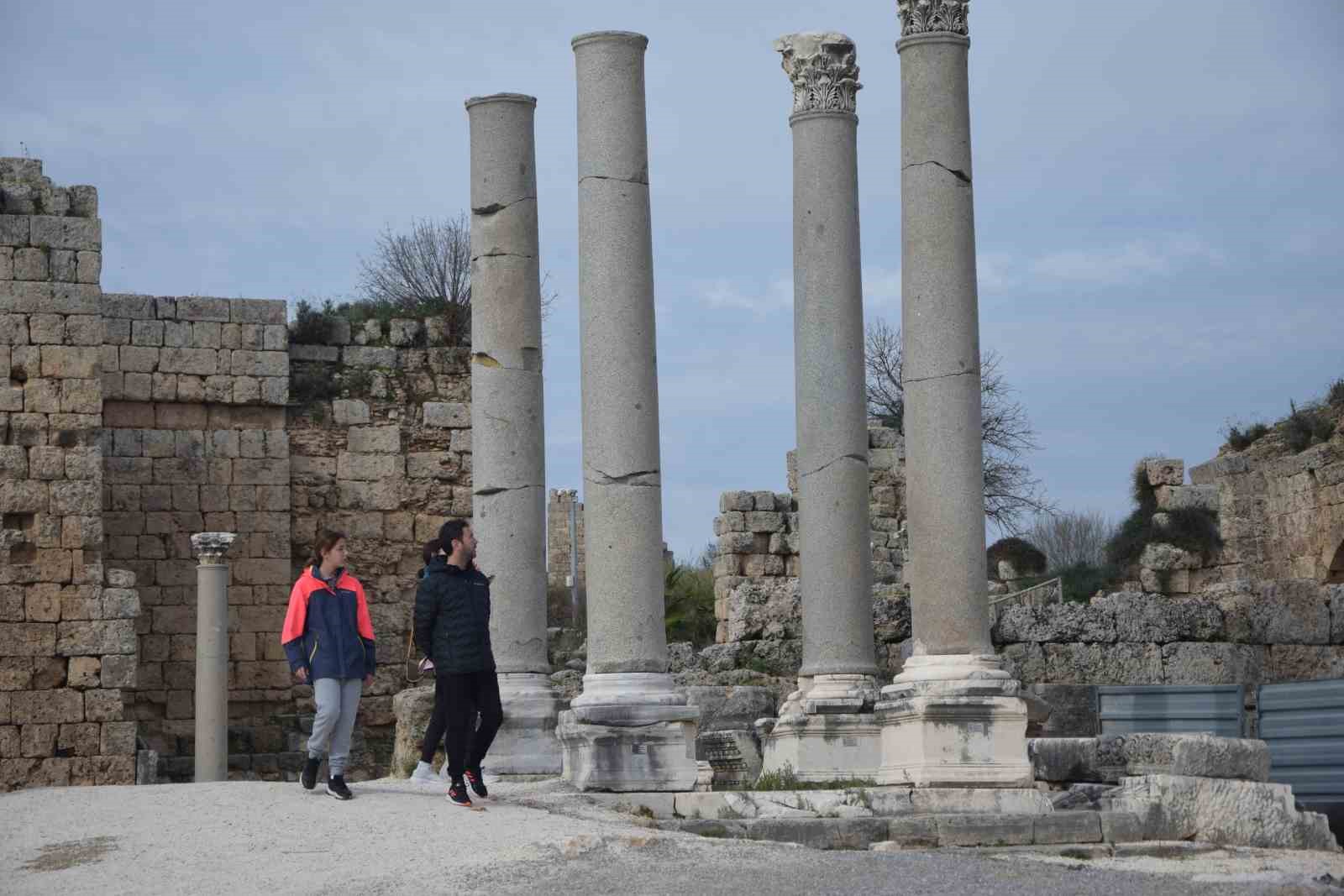 Perge Antik Kentini 2024 Yılında 157 Bin Kişi Ziyaret Etti