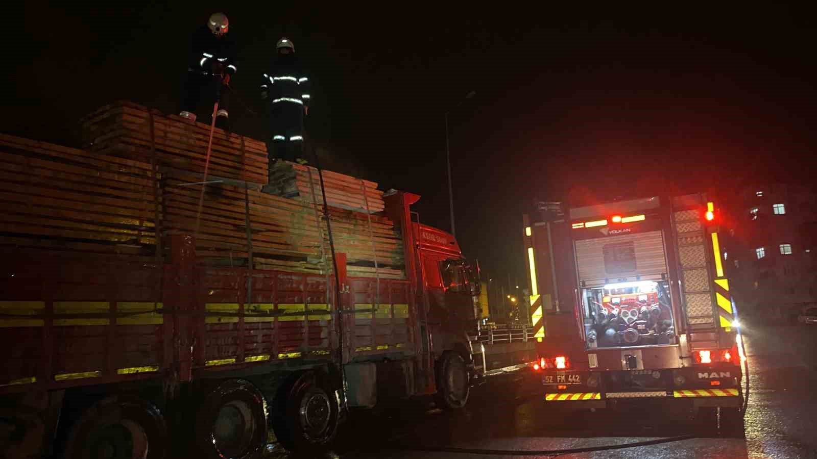 Pres Makinesinden Çıkan Ağaçlardan Yükselen Duman İtfaiyeyi Alarma Geçirdi