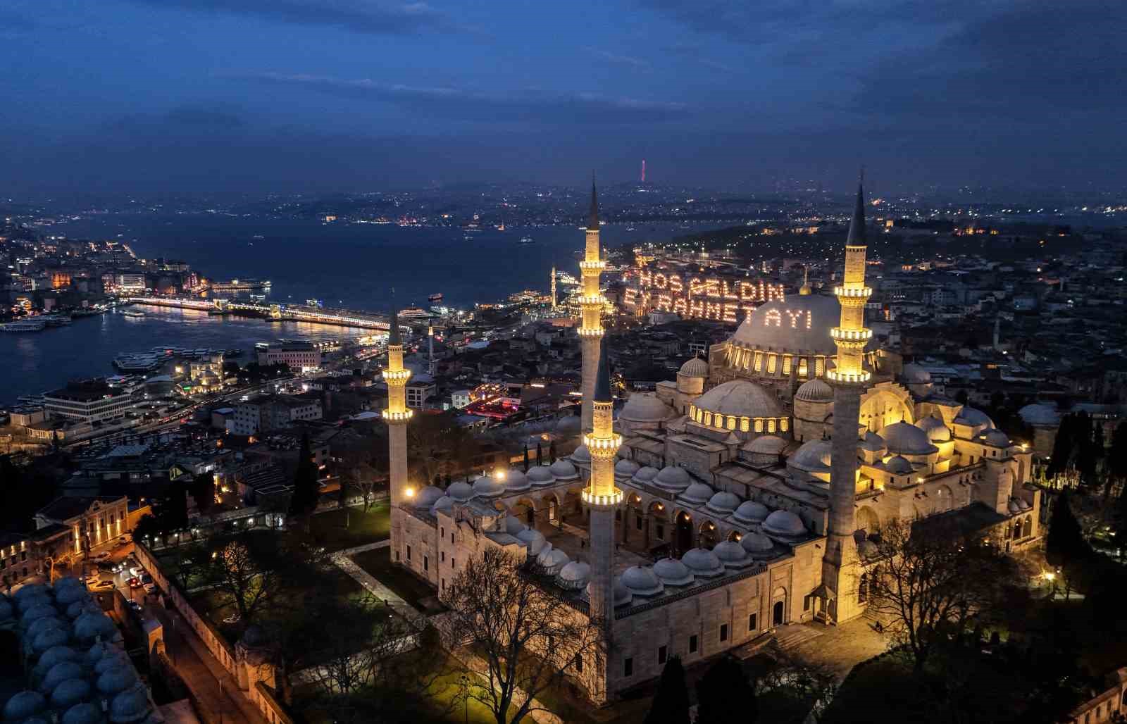 Ramazan Ayının Habercisi Mahyalar İstanbulu Süslemeye Başladı