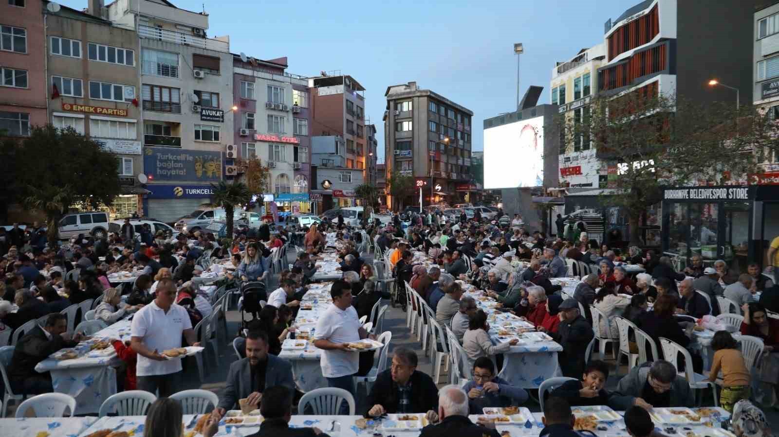 Ramazanın Bereketi Burhaniyede Paylaşılıyor