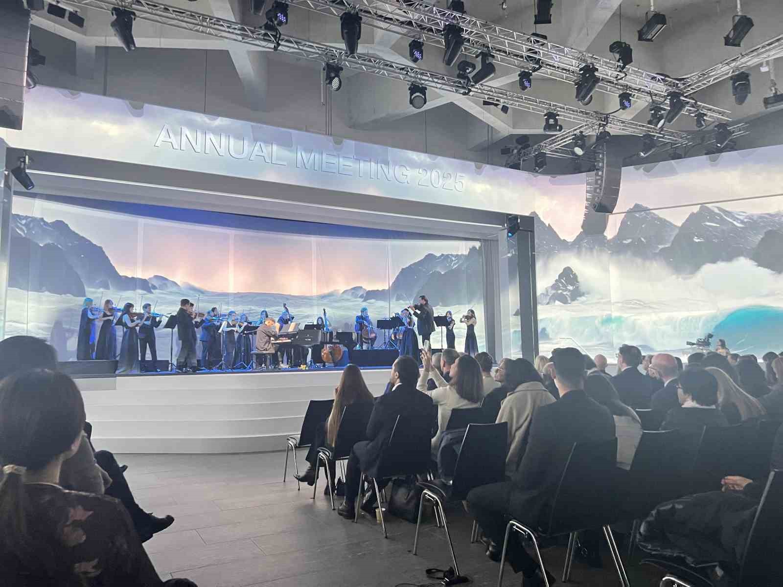 Refik Anadol Buzulların Erimesini Davos Zirvesine Taşıdı