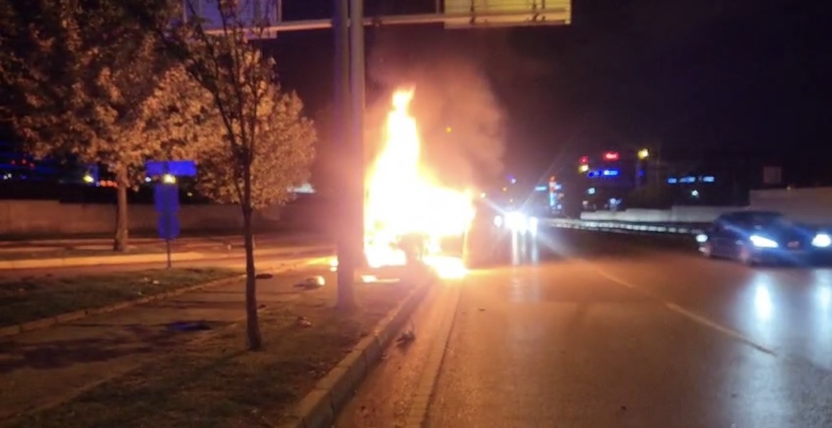 Refüje Dalan Sürücü Camdan Fırladı, Araç Alev Topuna Döndü