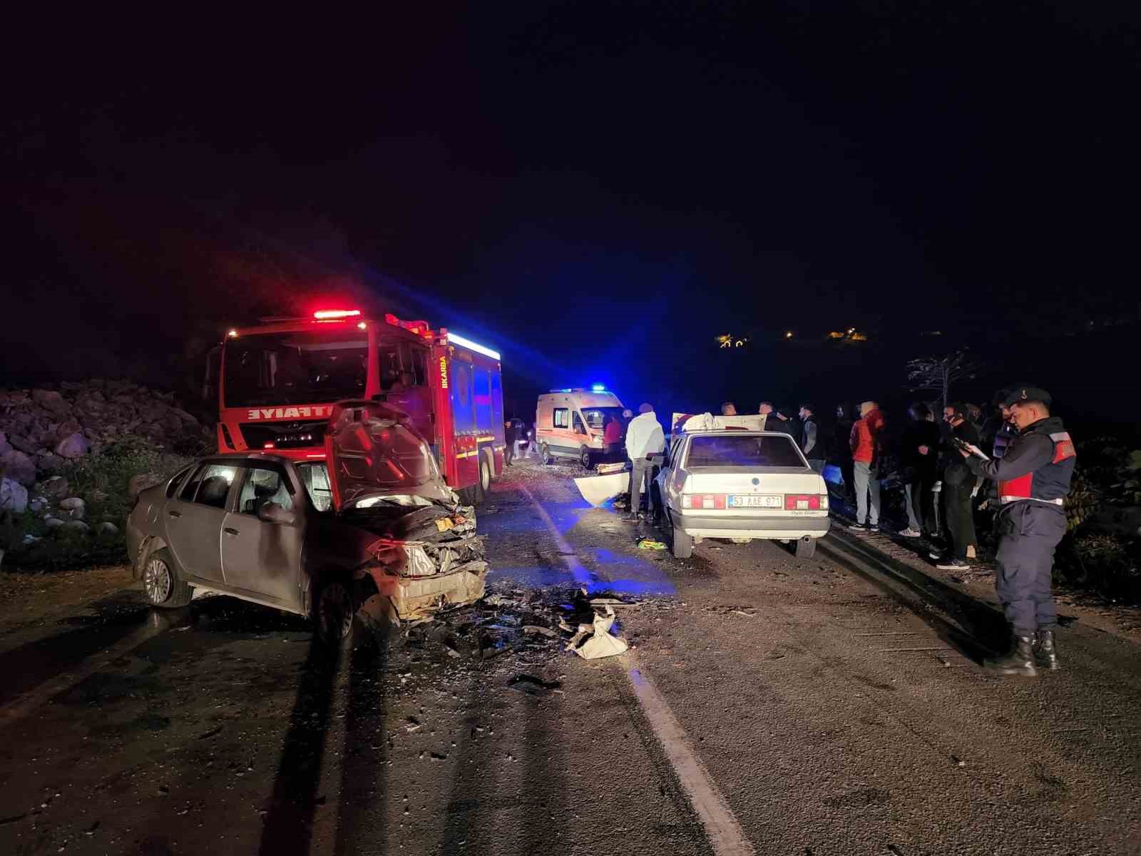 Rizede Feci Kazada Araçlar Hurda Yığınına Döndü: 2 Ölü, 8 Yaralı