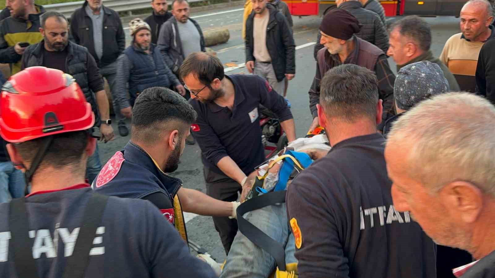 Rizede Tomruk Yüklü Kamyon İle Kamyonet Çarpıştı: 3 Yaralı