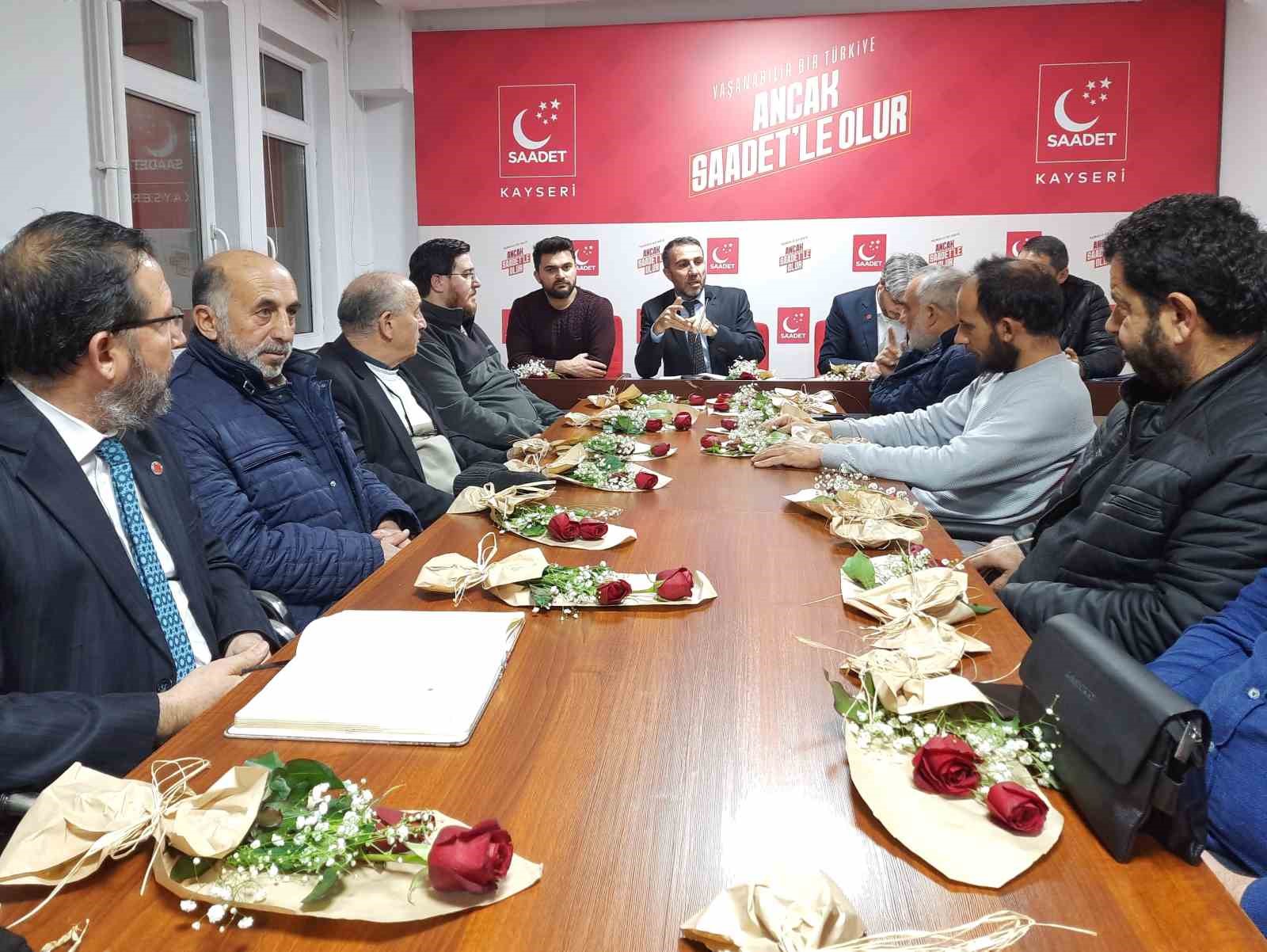 Saadet Partisinden Aile Değerlerine Vurgu: Eşlere Çiçek Sürprizi