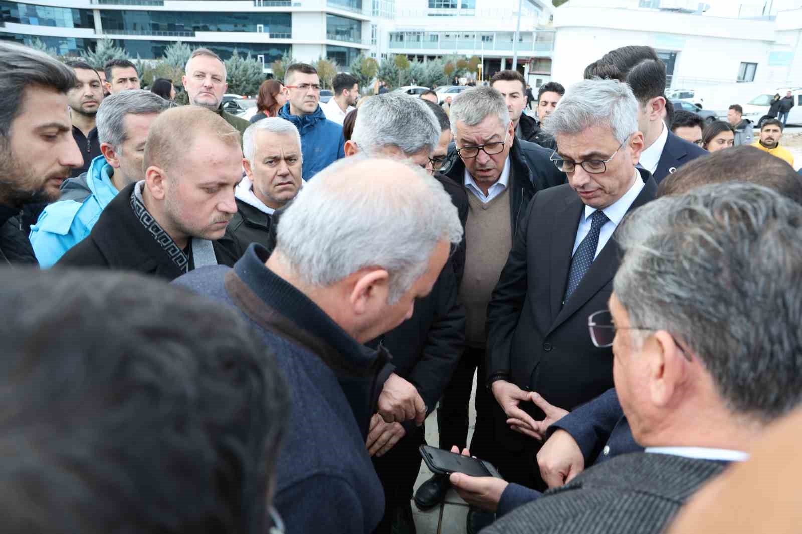 Sağlık Bakanı Prof. Dr. Memişoğlu, Helikopter Kazasının Yaşandığı Bölgede İncelemelerde Bulundu