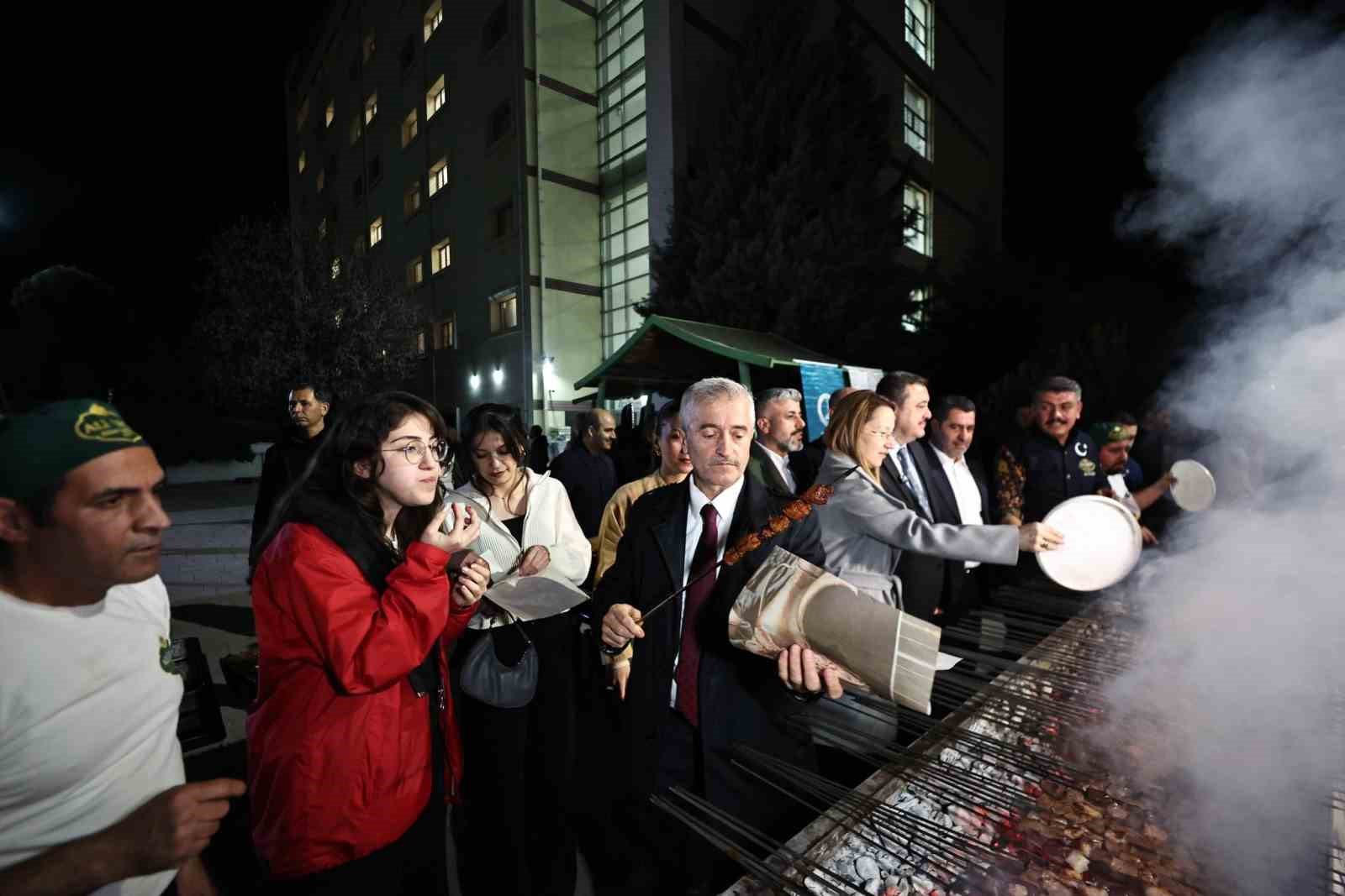 Şahinbey Belediyesinden Öğrencilere Sahur İkramı