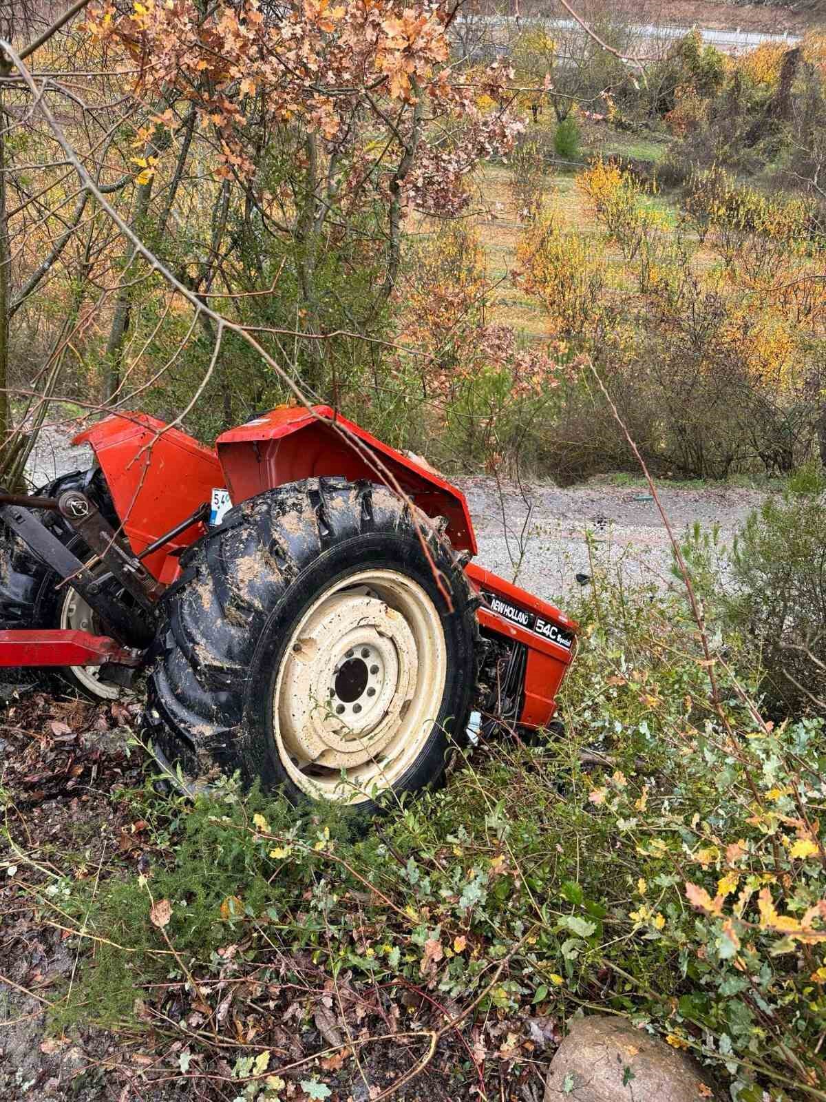 Sakaryada Ehliyetsiz Sürücünün Kontrolünden Çıkan Traktör Devrildi: 1 Ölü, 3 Yaralı