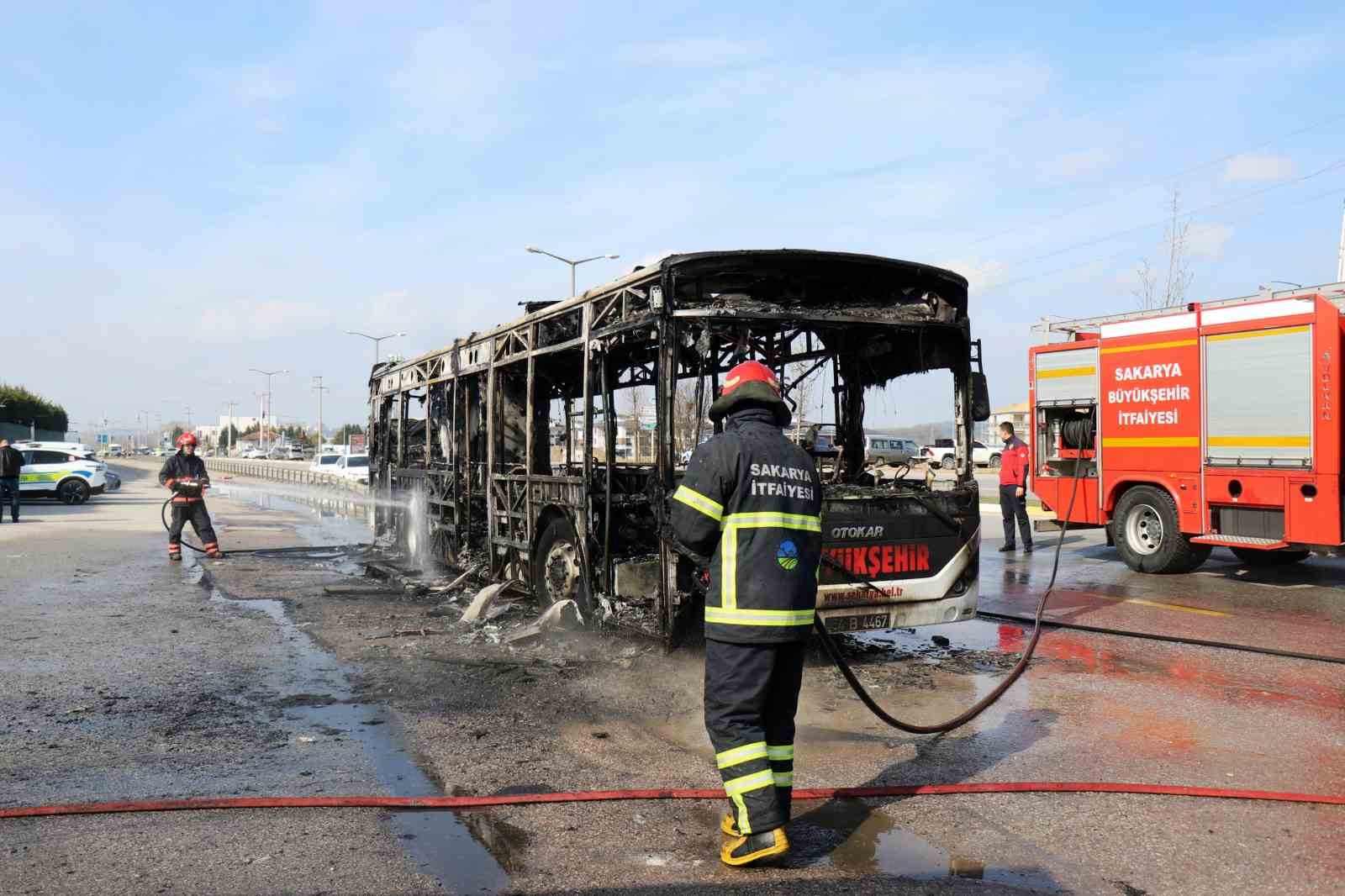 Sakaryada Otobüs Alev Topuna Döndü: Gökyüzünü Kara Duman Kapladı