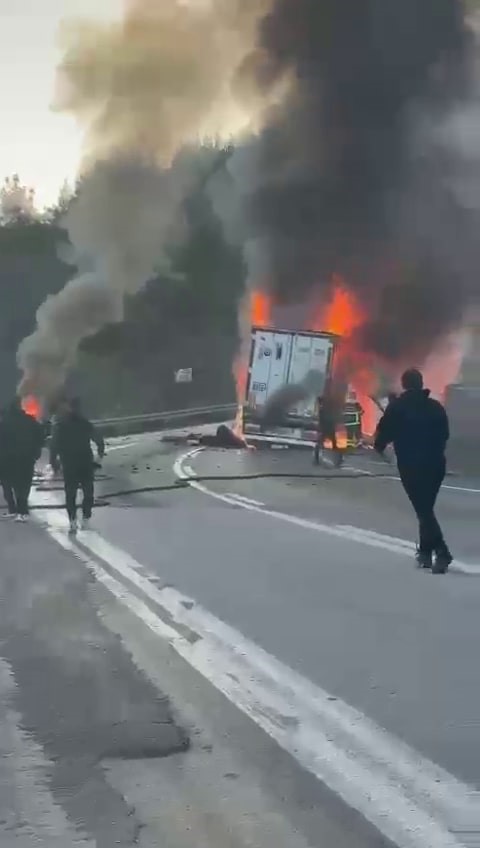 Sakaryada Seyir Halindeki Tır Alev Alev Yandı