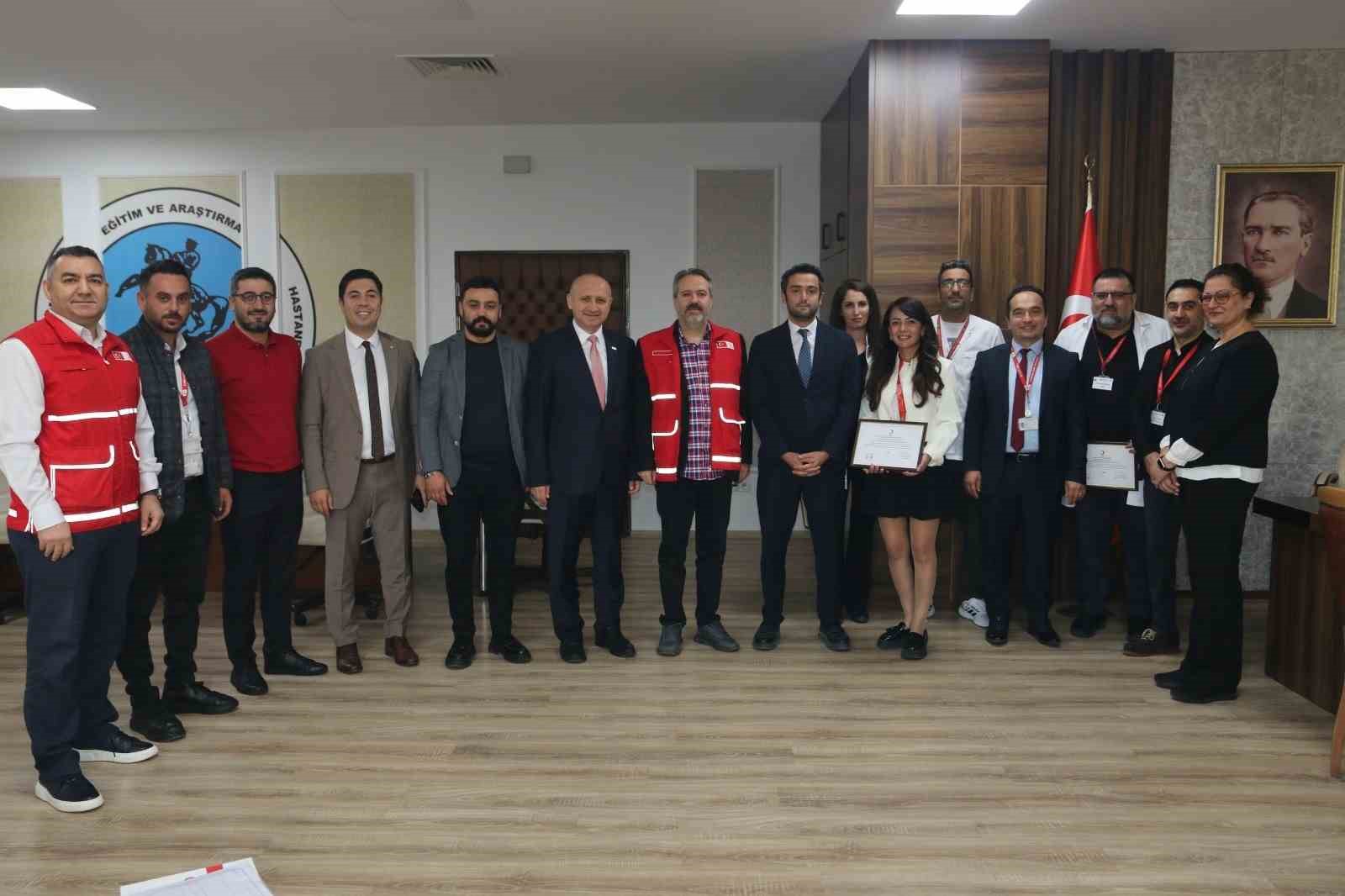 Samsun Eğitim Araştırma Hastanesine Kızılaydan Altın Madalya