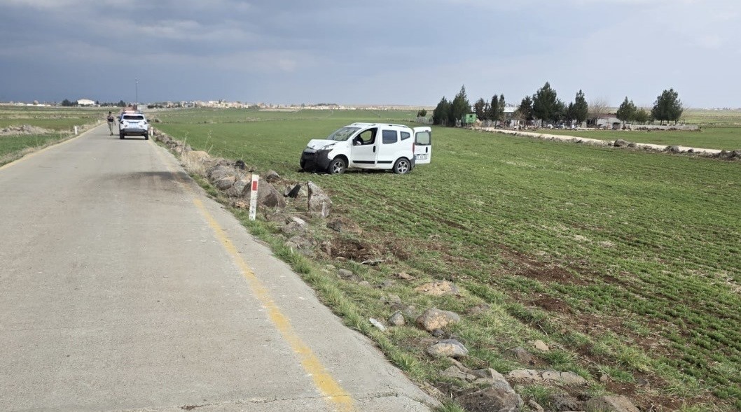 Şanlıurfada Hafif Ticari Araç Şarampole Devrildi: 1 Ölü, 2 Yaralı