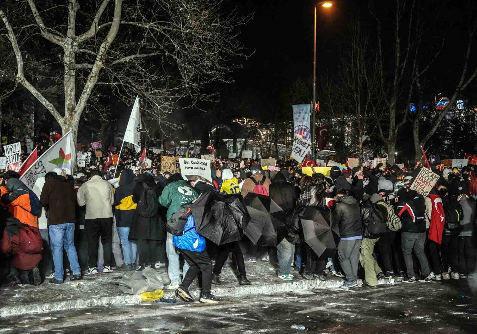 Saraçhaneden Taksime Yürümek İsteyen Grup Polise Su Şişesi Fırlattı