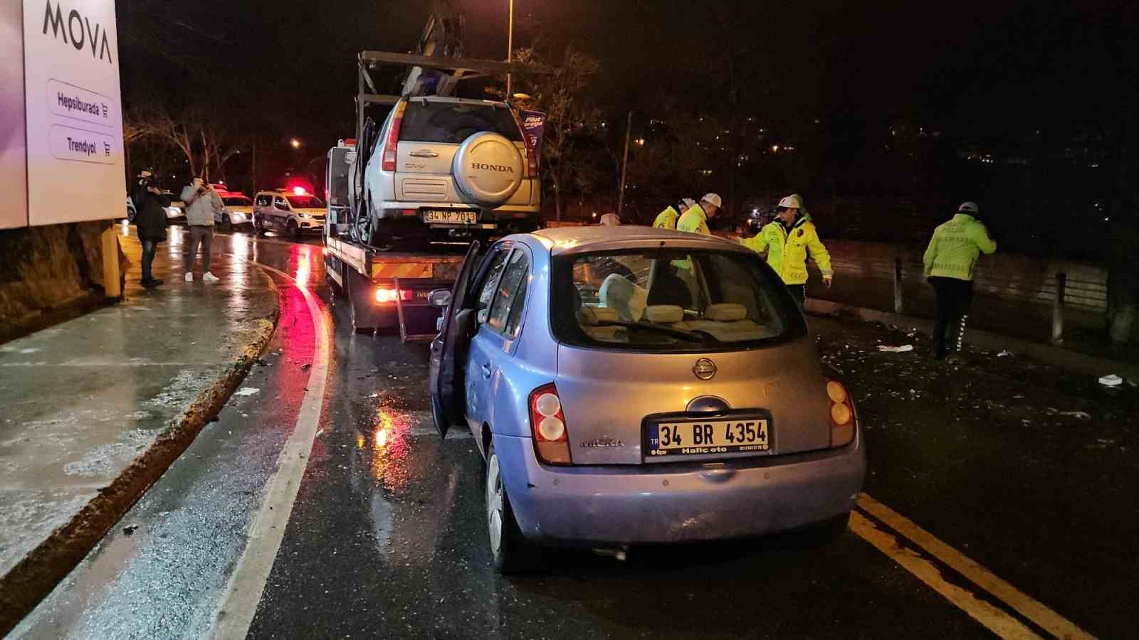 Sarıyerde Virajı Alamayan Otomobil, Ciple Kafa Kafaya Çarpıştı: 2 Yaralı