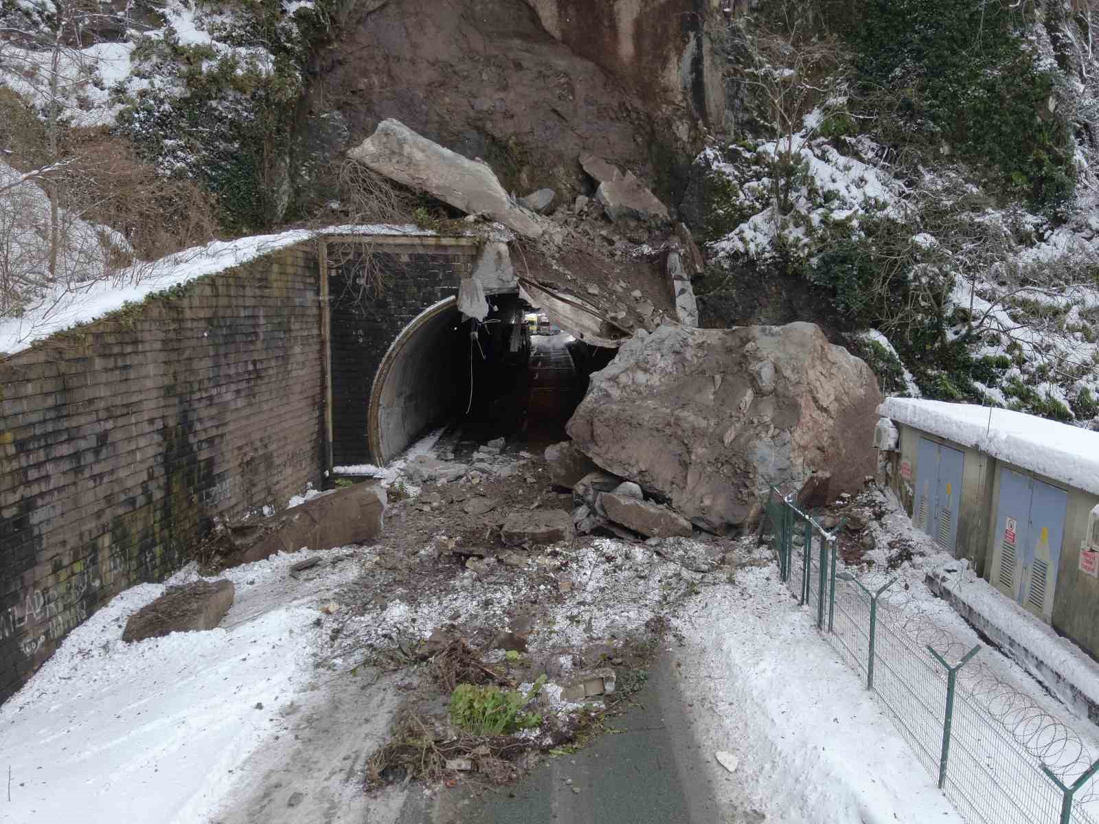 Sarp Kara Yolu Ulaşıma Kapandı Ekipler Çalışma Başlattı