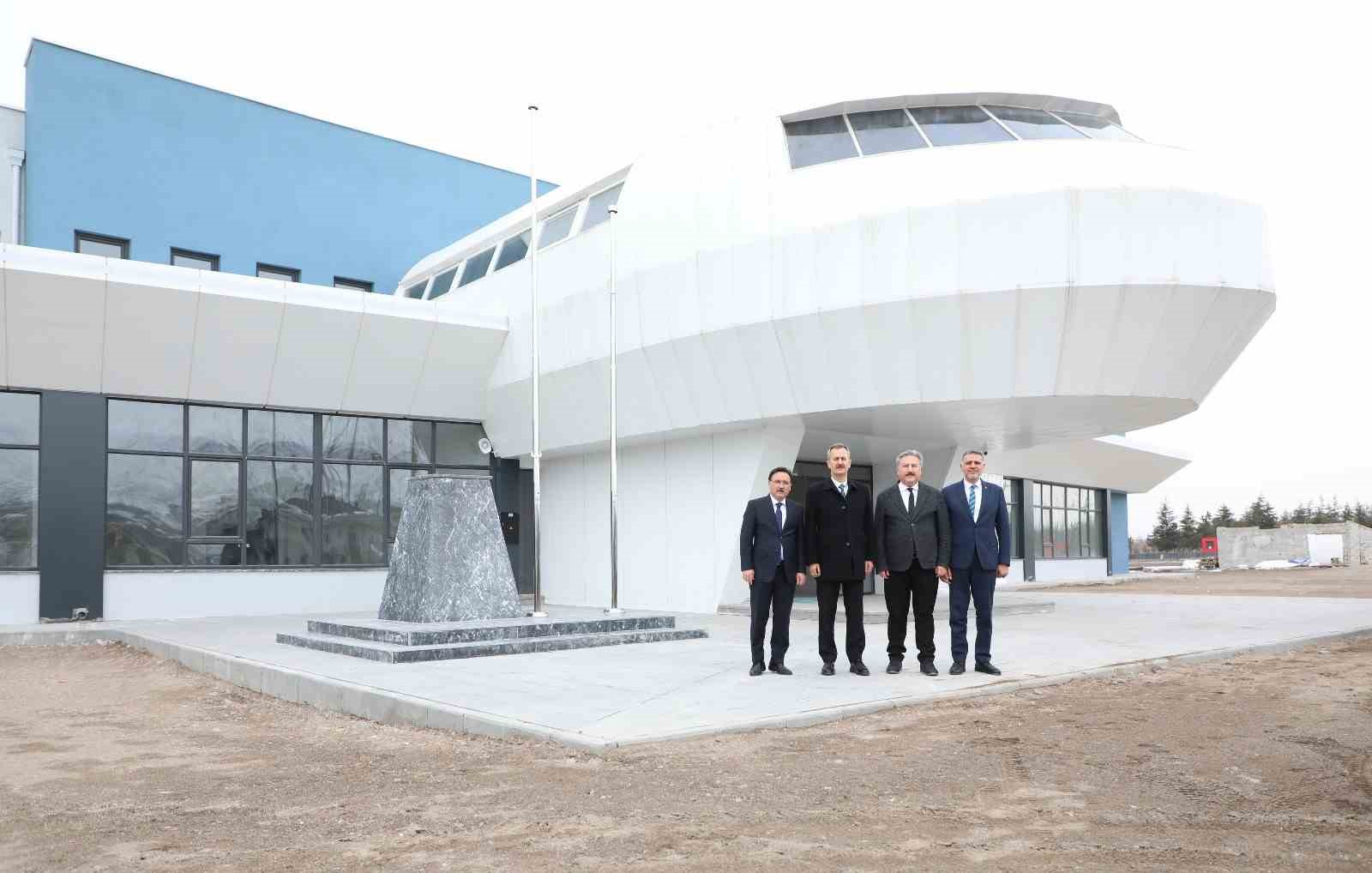 Savunma Sanayii Başkanı Melikgazi Belediyesi Havacılık Ve Uzay Bilimleri Lisesini Ziyaret Etti