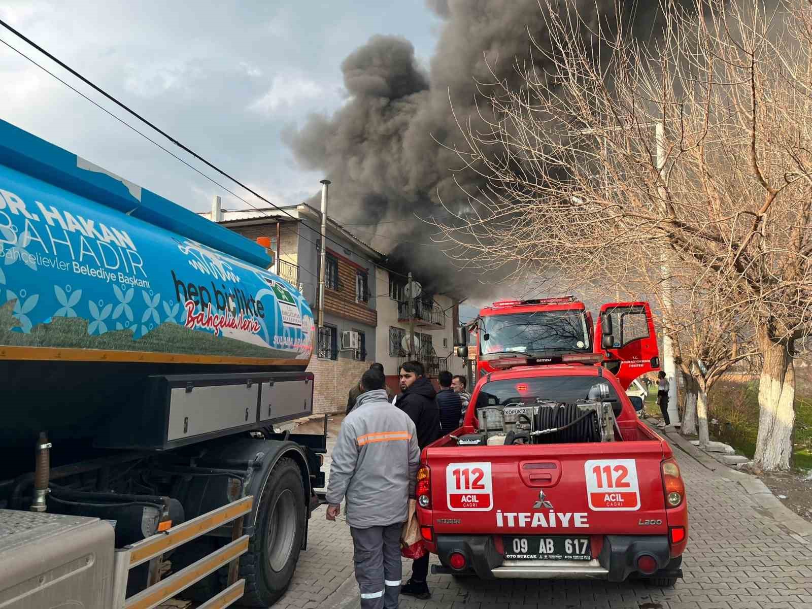 Şehit Babasının Evi Alevlere Teslim Oldu