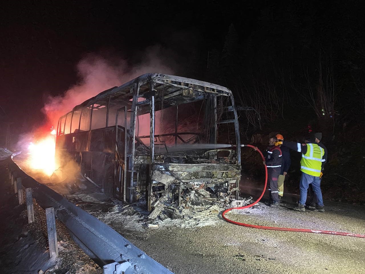 Seyir Halindeki Yolcu Otobüsü Alev Alev Yandı