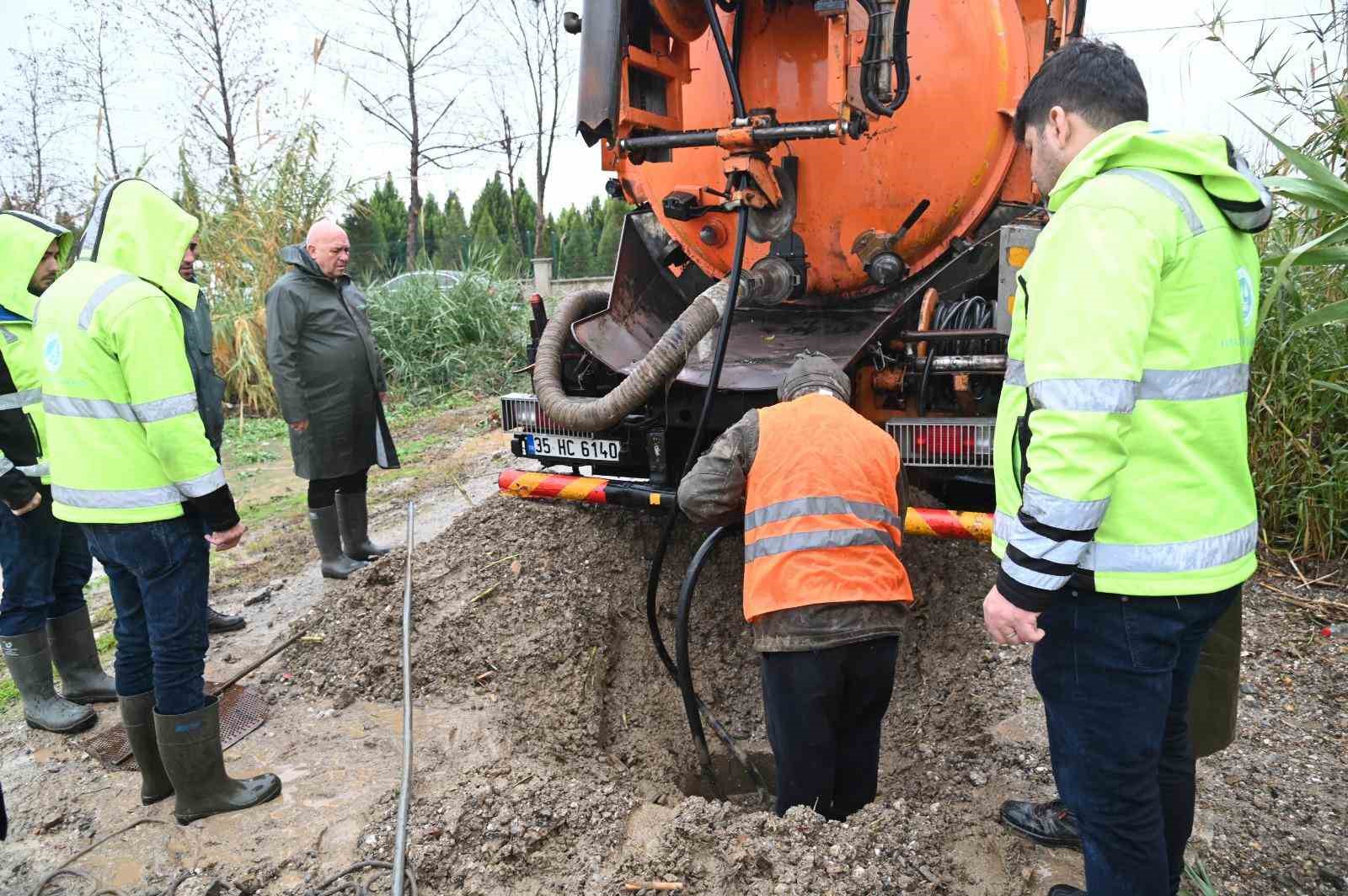 Şiddetli Yağışa Karşı Sahada Mücadele Sürüyor