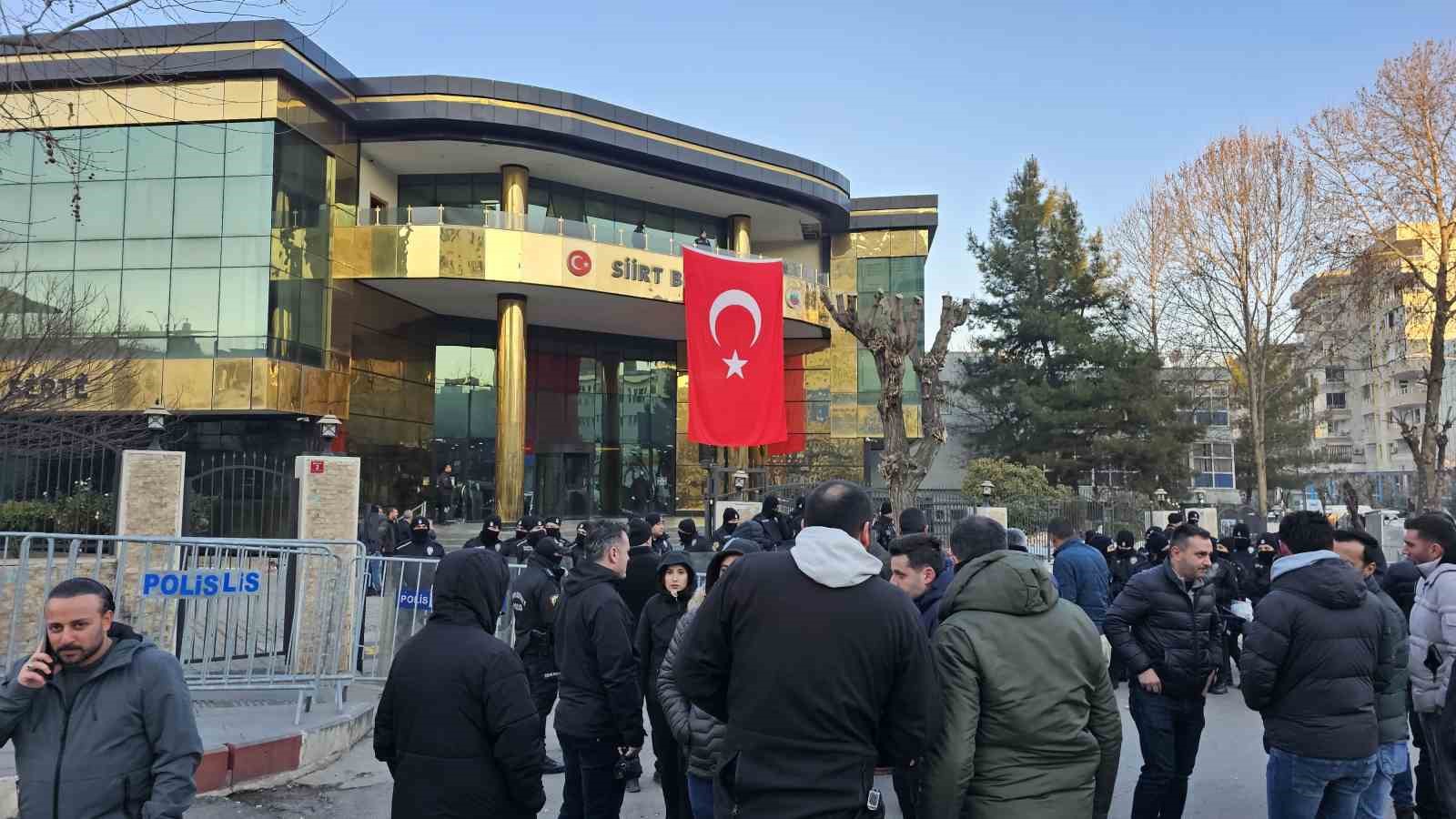 Siirt Belediyesi Binasına Kayyum Kararı Sonrası Türk Bayrağı Asıldı