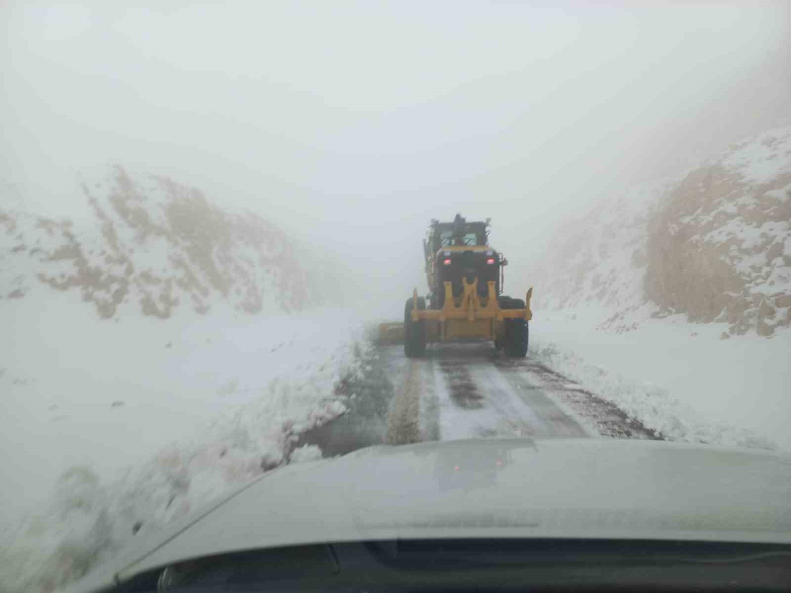 Siirtte Kar Nedeniyle Kapalı Olan 28 Köy Yolu Ulaşıma Açıldı