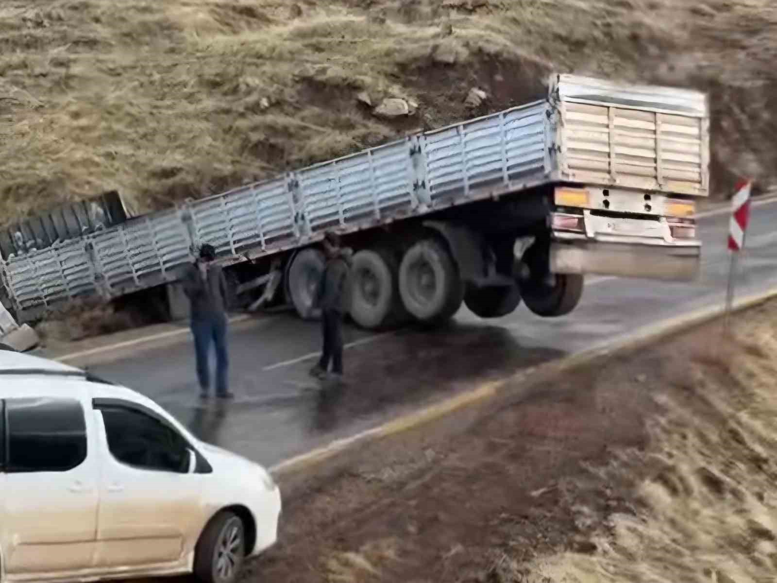 Siirtte Kayganlaşan Yolda Tır Devrildi