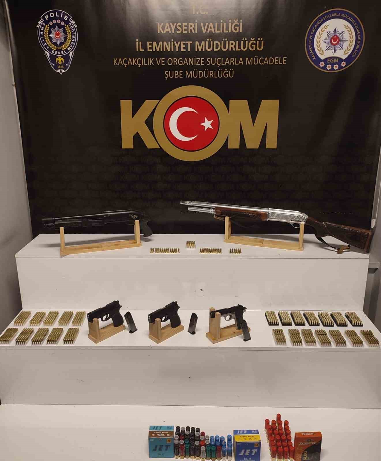 Silah Kaçakçıları Polisten Kaçamadı