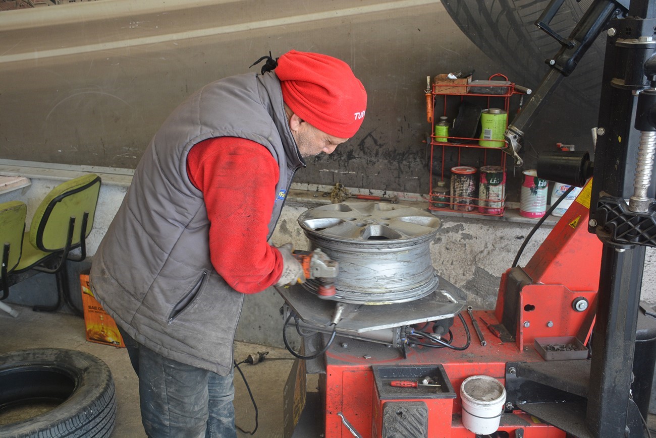 Sinopta Lastikçilerin Kış Lastiği Mesaisi