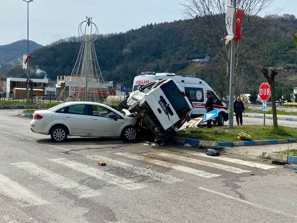 Sinopta Otomobil Hafif Ticari Araca Çarptı: 1 Yaralı