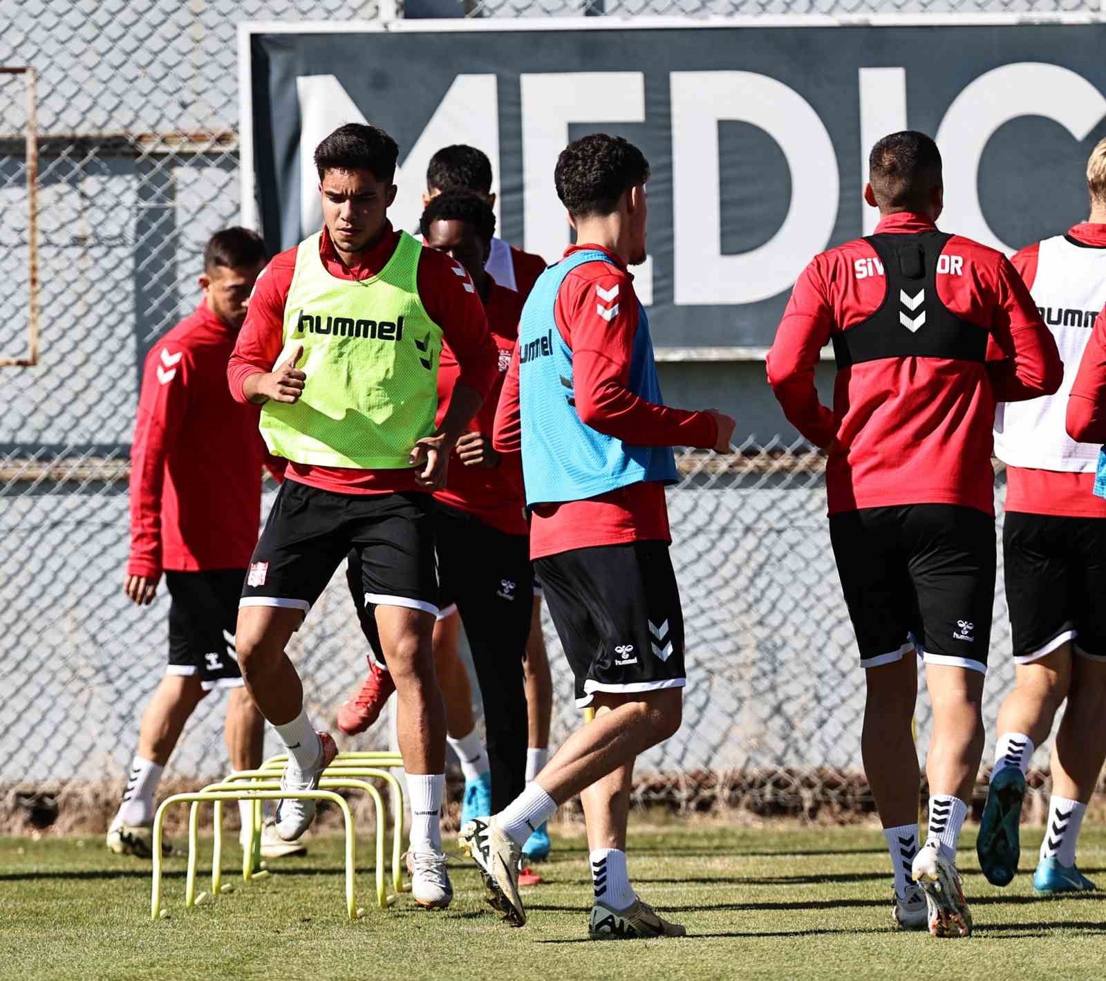 Sivasspor Minyatür Kalede Maç Yaptı