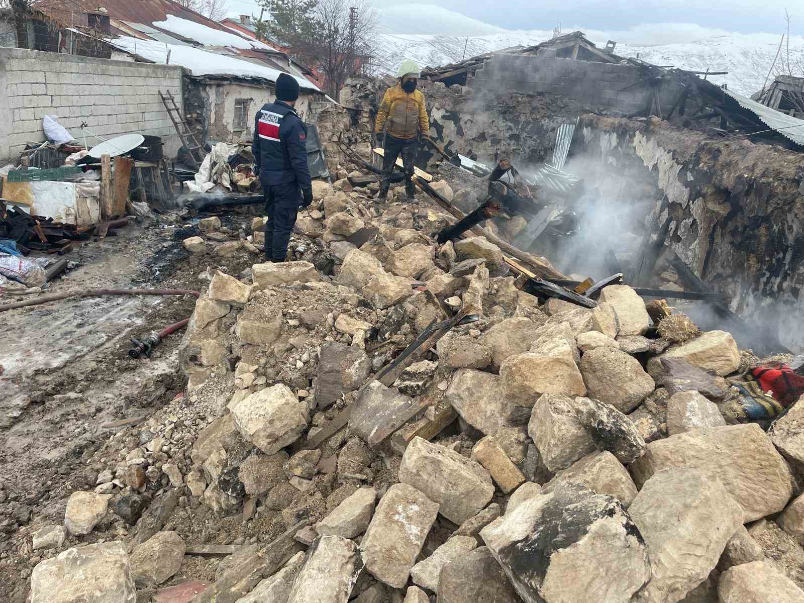 Sivasta Müstakil Evde Yangın: 1 Yaralı