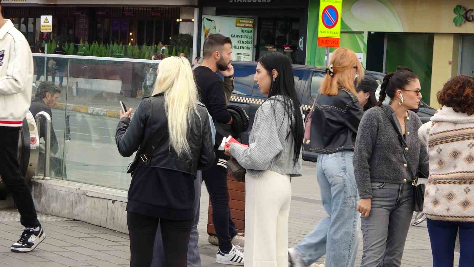 Taksimde Türk Bayrağını Kullanarak Duygu Sömürüsü İle Vatandaşlardan Para Alan 3 Kadına Para Cezası