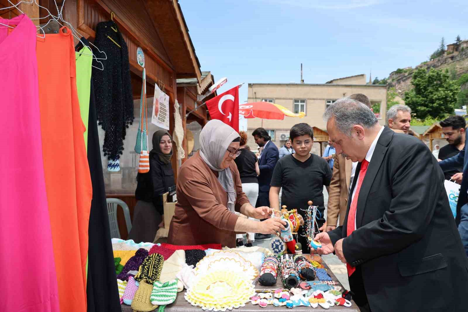 Talasta Bu Pazar Şubatın İlk Maharetli Elleri