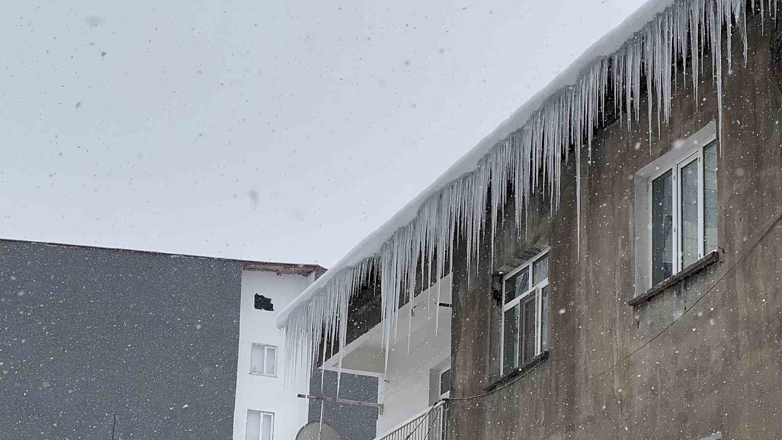 Tatvanda Çatılardaki Buz Sarkıtları Tehlike Saçıyor