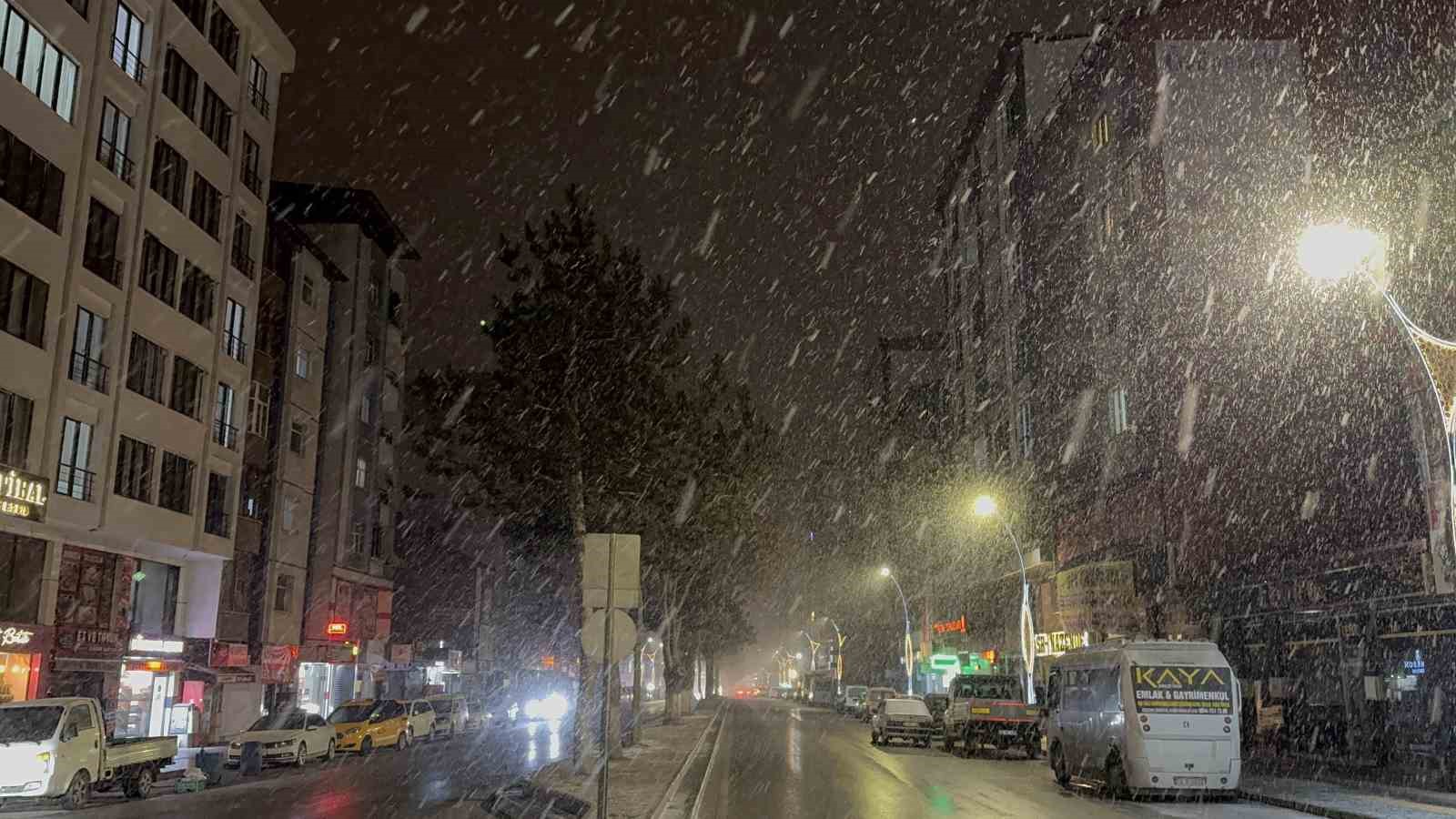 Tatvanda Kar Yağışı Başladı