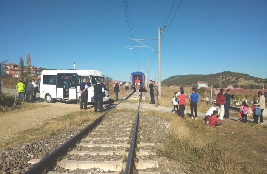 Tavşanlıda Öğrenci Servisi Trenin Arka Vagonuna Çarptı